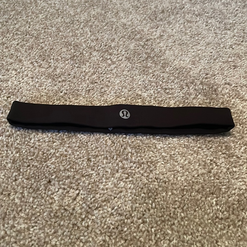 *SOLD* Lululemon Black Headband - Picture 1 of 4